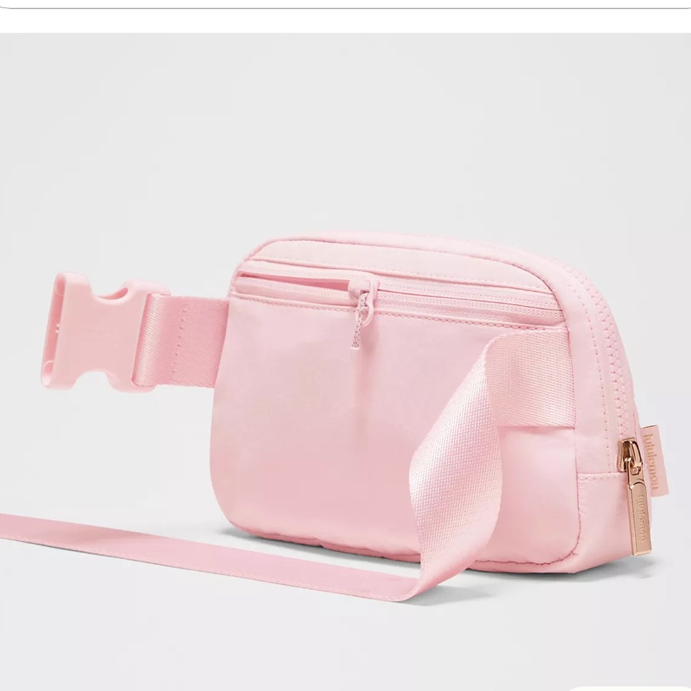 🍀🍀GIVEAWAYS 🍀🍀 🍋🍋 Lululemon Belt Bagg 🍋🍋 - Picture 2 of 3